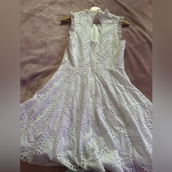 City view, white lace material, size 7. - Picture 2 of 3